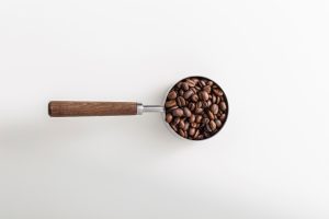 Cum să economisești bani și energie folosind cafetiera în mod inteligent și responsabil