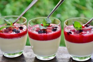 panna cotta cu fructe de pădure