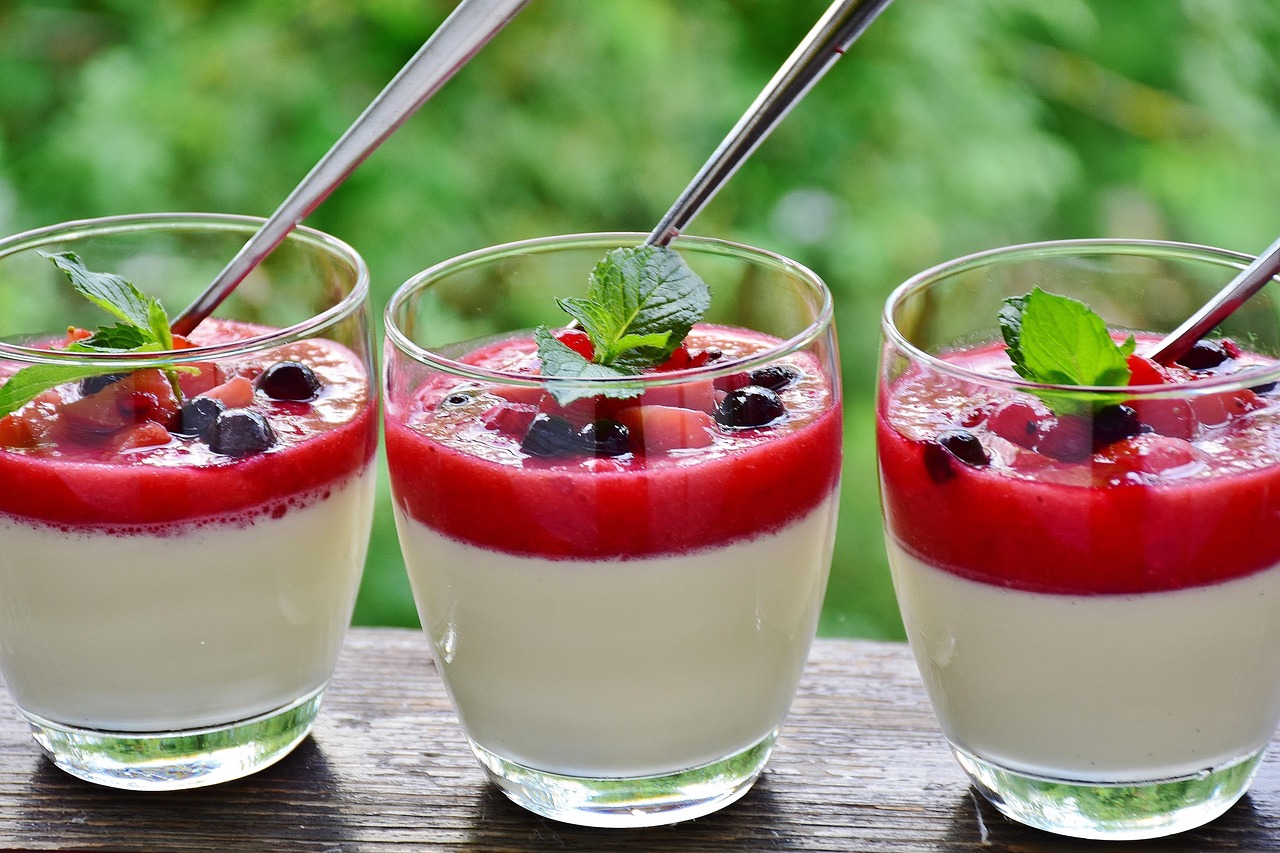 panna cotta cu fructe de pădure